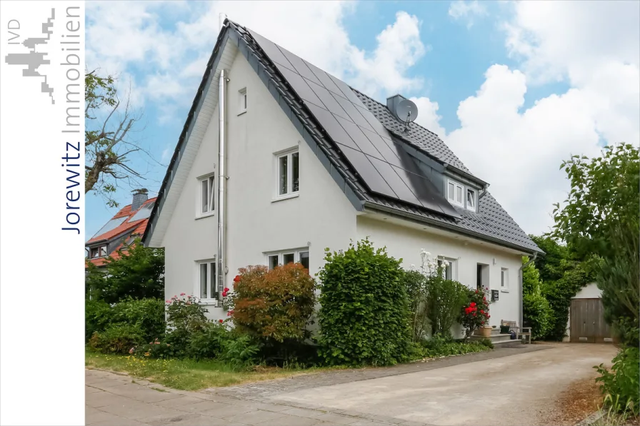 001 - Seitenansicht - Haus kaufen in Bielefeld - Bielefeld-Heepen: Saniertes und sonniges Einfamilienhaus mit Photovoltaikanlage  und Baugrundstück