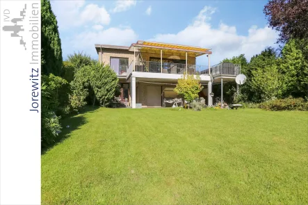 001 - Gartenansicht - Haus kaufen in Bielefeld - Familientipp in Bi-Hillegossen: Bungalow mit Garage, Photovoltaikanlage und schönem Garten