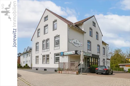 001 - Straßenansicht - Haus kaufen in Bielefeld - Bi-West - Nähe Endstation Babenhausen: Mehrfamilienhaus mit 4 Wohnungen und Gewerbefläche