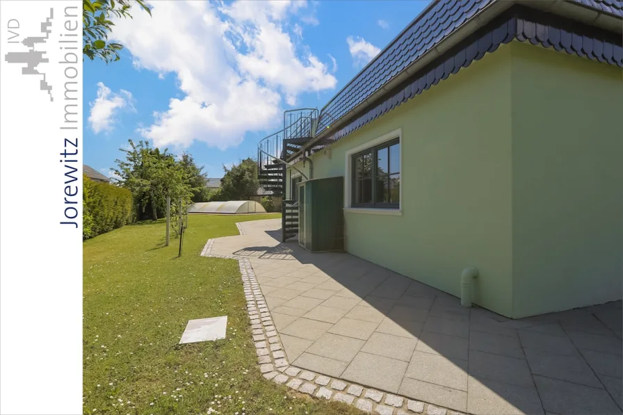 010 - Aufgang vom Garten zur Dachterrasse