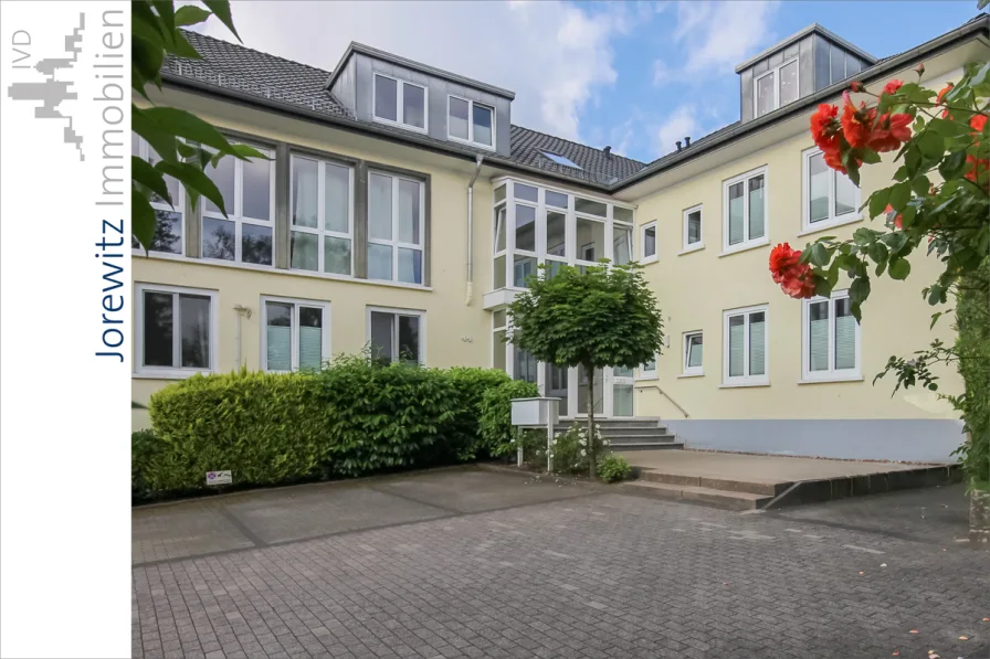 001 - Seitenansicht - Wohnung mieten in Bielefeld - Sieker Schweiz: Sehr gepflegte und gemütliche 3 Zimmer-Wohnung mit Balkon in Waldrandlage