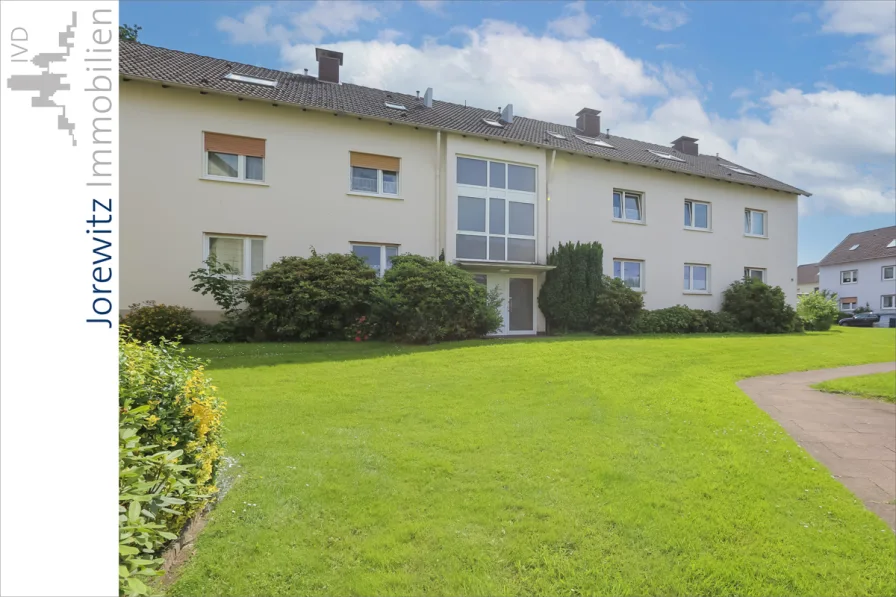 001 - Seitenansicht - Wohnung kaufen in Bielefeld - Zentral in Bi-Stieghorst: Renovierte und großzügige 3,5 Zimmer-Wohnung mit Balkon und Garage