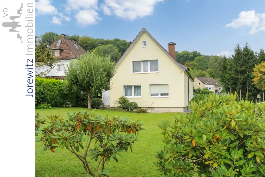 001 - Gartenansicht - Wohnung mieten in Bielefeld - Bielefeld Sieker-Schweiz: Großzügige 2 Zimmer-Wohnung am Hang des Teutoburger Waldes