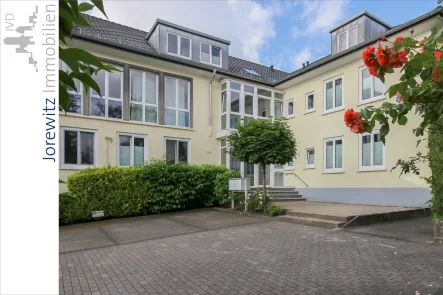 001 - Seitenansicht - Wohnung mieten in Bielefeld - Sieker Schweiz: Moderne und frisch gestrichene 3 Zimmer-Wohnung mit Balkon in Waldrandlage