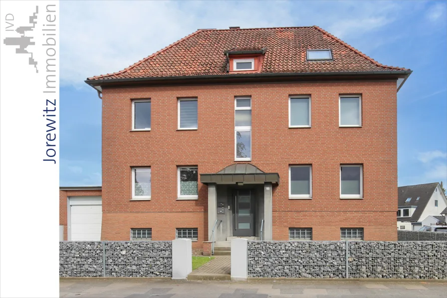 001 - Eingangsansicht - Haus kaufen in Bielefeld - Bi-Mitte, Nähe Lenkwerk: Gepflegtes Mehrfamilienhaus mit 4 Wohneinheiten, 4 Garagen und Stellplatz