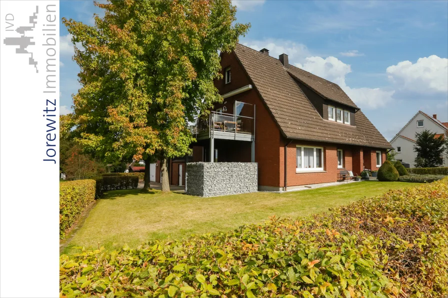 001 - Balkonansicht - Haus kaufen in Enger - Enger: Sehr gepflegtes Ein- bis Zweifamilienhaus mit 2 Garagen und einem schönen Gartengrundstück