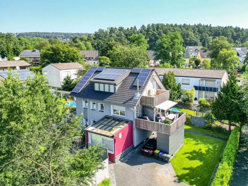 Ansicht Drohne 1 - Haus kaufen in Oerlinghausen - Energetisch saniertes Zweifamilienhaus mit großem Garten in ruhiger Lage von Oerlinghausen