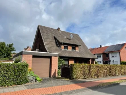 Hausansicht - Haus kaufen in Marienfeld , Stadt Harsewinkel - RESERVIERT ...Schönes Einfamilienhaus in Herzen von Marienfeld !