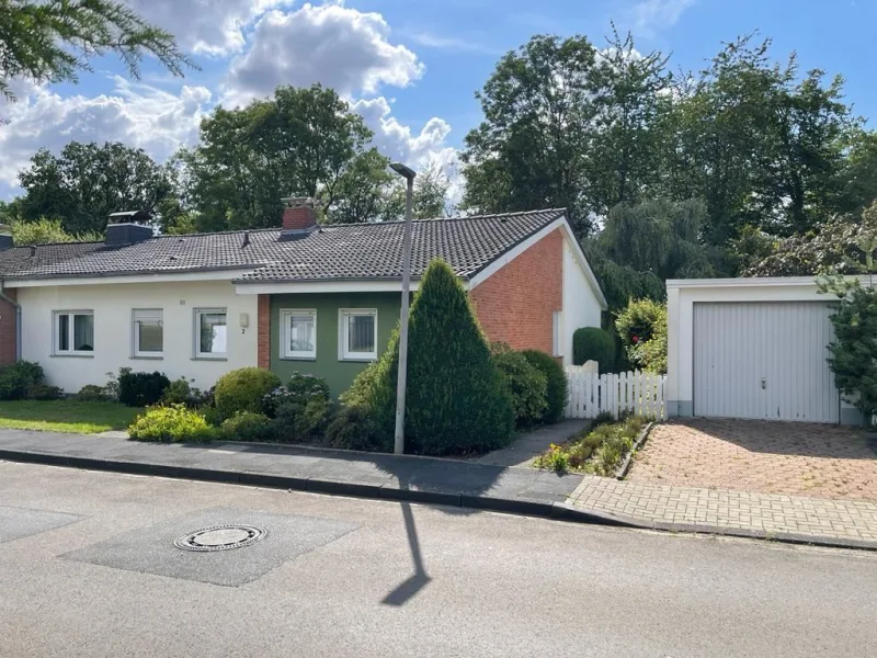 Hausansicht mit Garage