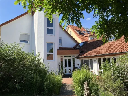 Hausansicht - Haus kaufen in Bielefeld - Großes Mehrfamilienhaus mit Laden in Bielefeld - Ummeln !                  Aus 3 mach 6 !