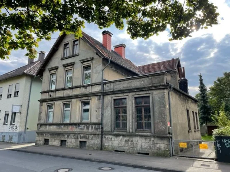 Hausansicht - Haus kaufen in Bielefeld - Vermittelt..... Zweifamilienhaus Bielefeld - Mittestark Renovierungsbedürftig. 