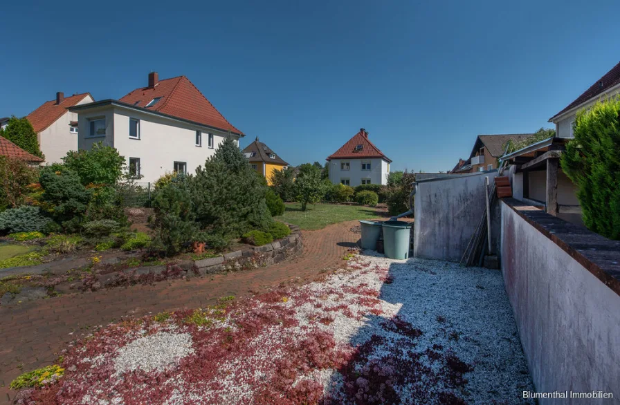 Blick in den Garten zum Eingang