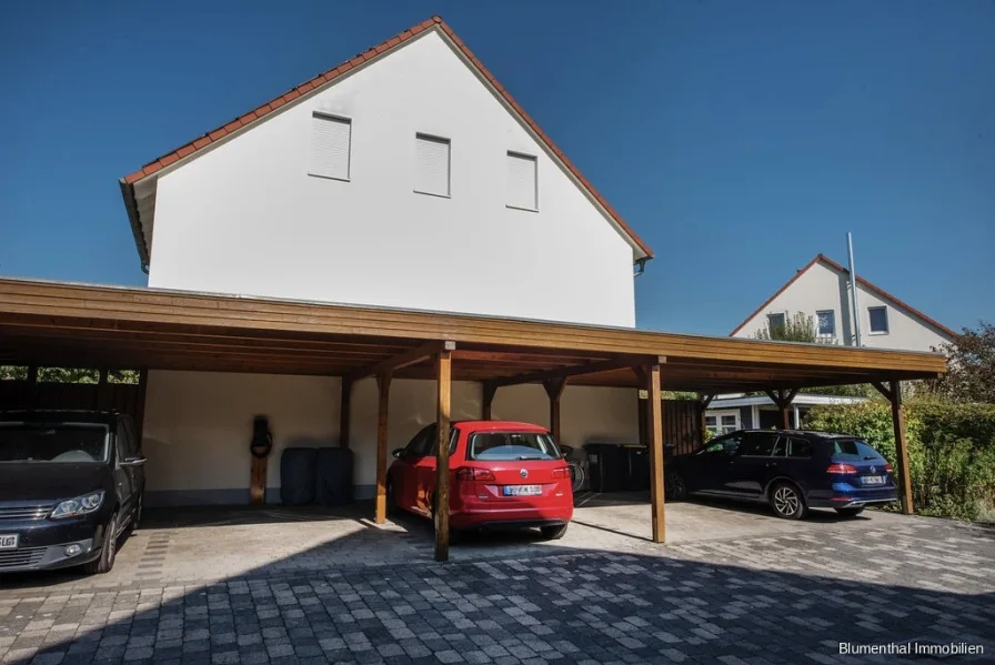 Carporteinstellplatz mit 22 kW E-Ladestation