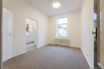 Wohnzimmer mit Wohnungseingangstür