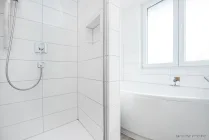 Badezimmer mit Dusche & Badewanne im Obergeschoss