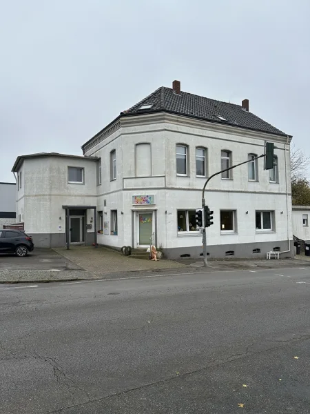 Hausansicht - Wohnung mieten in Bochum / Stiepel - Großzügige Wohnung mit schönem Ausblick !