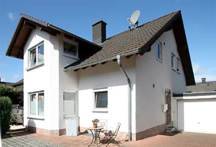 Strassenseite - Haus kaufen in Horhausen (Westerwald) - Hochwertig-elegantes Ein- oder Zweifamilienhaus. Kachelofen. Keller. Garage.