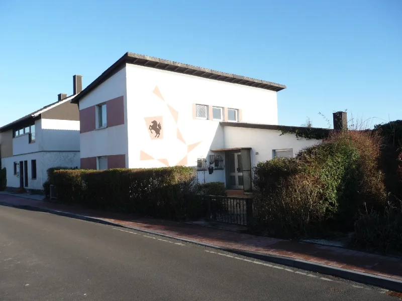 Straßenansicht - Haus kaufen in Alfter - Zweifamilienhaus mit Garten und Fernblick in bevorzugter Höhenlage von Alfter-Oedekoven