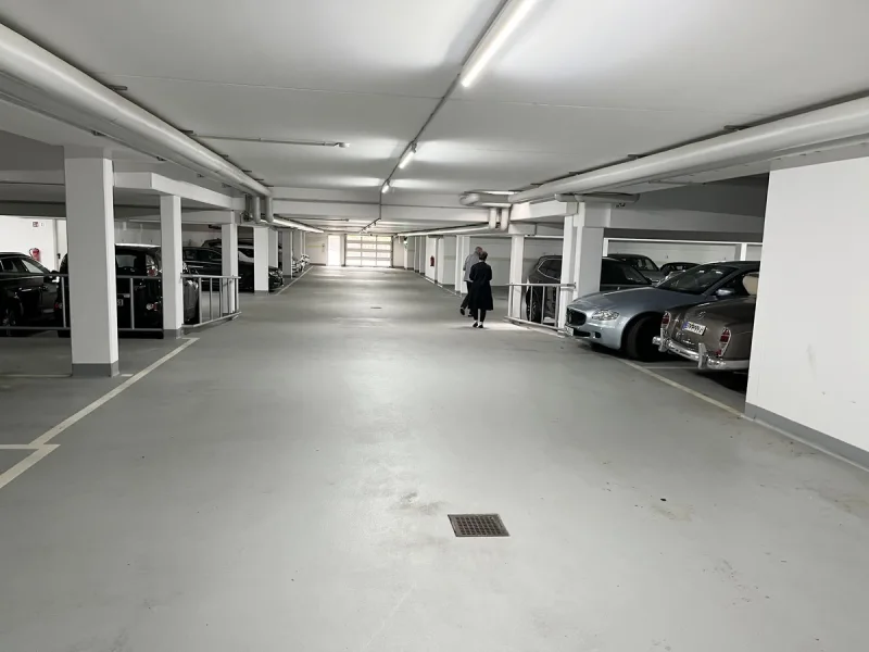 geräumige Tiefgarage