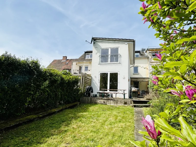 Rückansicht - Haus kaufen in Bonn - Charmantes Stadthaus mit Garten und Waldstück in zentraler Lage von Bonn-Ippendorf