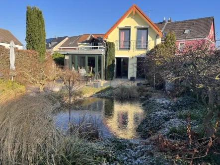 Rückansicht - Haus kaufen in Alfter - Komfortabel Wohnen im freist. Einfamilienhaus mit Traumgarten + gute Mieteinnahmen!