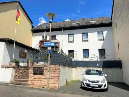 Ansicht - Haus kaufen in Remagen - Modernisiertes Zweifamilienhaus mit zwei Stellplätzen im Herzen von Remagen-Oberwinter