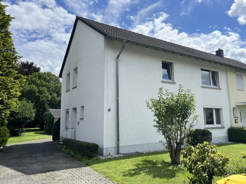 Straßenansicht - Haus kaufen in Sankt Augustin - Aus- und umbaufähiges Ein-/ Zweifamilienhaus mit schönem Garten in St. Augustin-Buisdorf