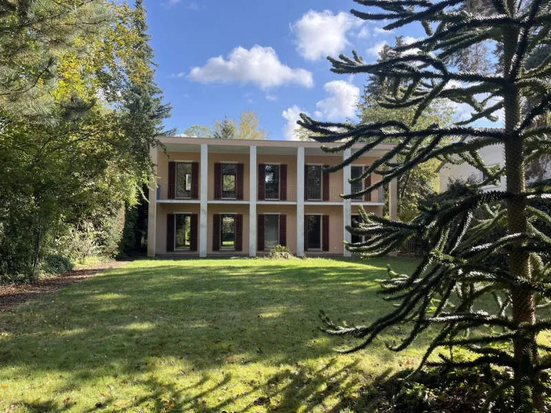 Ansicht vom Garten fern - Haus kaufen in Bonn - Freistehende Architektenvilla in bester Wohnlage des Bonner Venusbergs