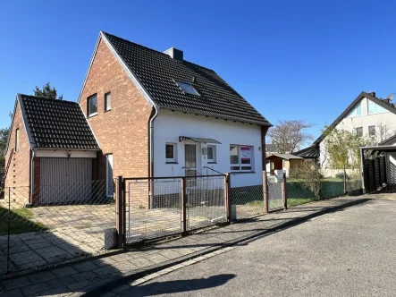 Frontansicht_Seite - Haus kaufen in Meerbusch / Bösinghoven - Charmantes Einfamilienhaus mit Potential in guter Lage von Meerbusch-Bösinghoven