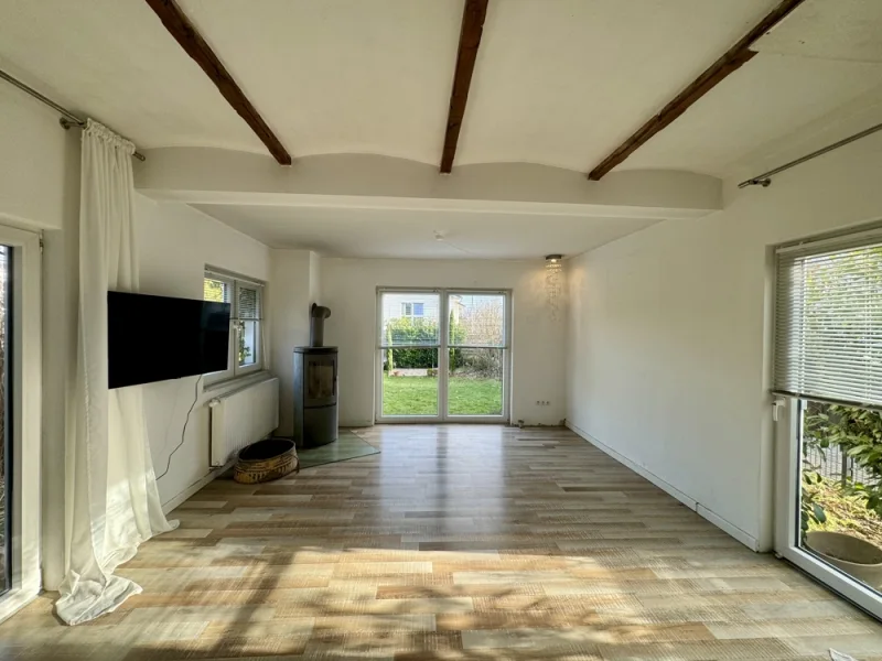 Wohnzimmer - Haus kaufen in Alfter / Volmershoven - Wohntraum mit Flair: Teilmodernisiertes Einfamilienhaus und idyllischer Innenhof
