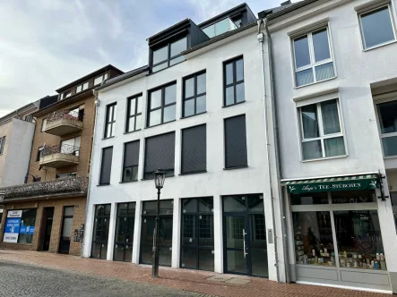 Außenansicht - Wohnung kaufen in Bonn / Duisdorf - Neue & barrierefreie Eigentumswohnung mitten in der Duisdorfer Fußgängerzone inkl. TG-Platz & Aufzug