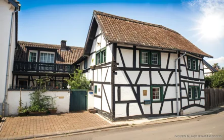 Titelbild - Haus kaufen in Wachtberg / Pech - Wohnen im historischen Flair – Modernisiertes Fachwerkhaus mit L-förmiger Winkelhofanlage