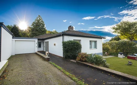 Titelbild - Haus kaufen in Remagen - Exklusiver Walmdachbungalow in Panoramalage – Ihr neues Zuhause mit Blick über Remagen!