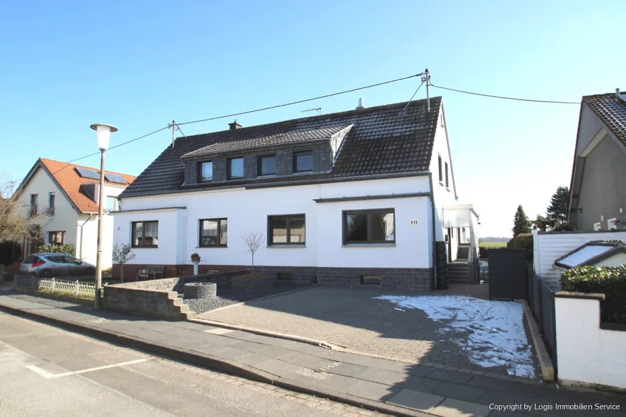 Titelbild - Haus kaufen in Alfter / Heidgen - Zwei Wohneinheiten, viele Möglichkeiten – Doppelhaushälfte mit Anbau, Garten und perfekter Anbindung