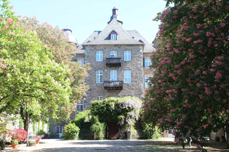 Schlossanlage - Wohnung kaufen in Hennef - Top Kapitalanlage!  Besondere 4 Zimmer Maisonette Wohnung in prächtiger Umgebung von Schloss Allner