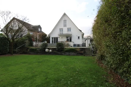 Rückansicht - Haus kaufen in Bonn - Familiendomizil mit großem Garten in Bestlage unweit des Rheins!