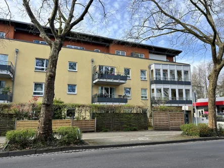 Straßenansicht - Wohnung kaufen in Bonn - Gut geschnittene 4-Zimmer Wohnung als Kapitalanlage in urbaner Lage von Plittersdorf!