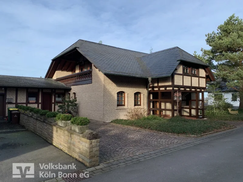Ansicht - Haus kaufen in Hennef - Hennef-Blankenberg - Außergewöhnliches Einfamilienhaus in sehr beliebter Lage !