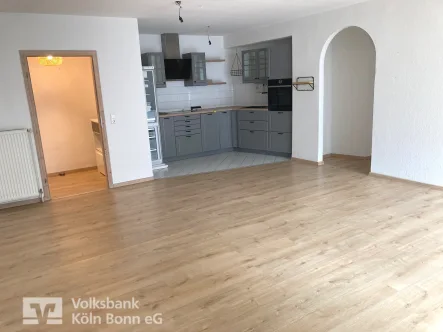 Wohn-Essbereich mit Küche - Wohnung kaufen in Alfter - Alfter - Sehr gepflegte 2-Zimmer Eigentumswohnung mit PKW-Stellplatz, leerstehend!