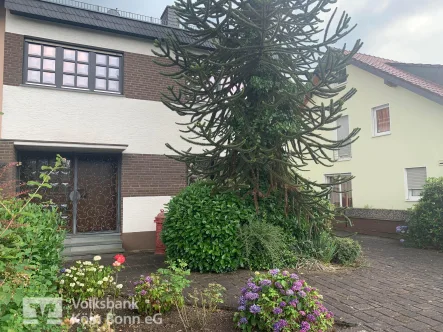 Hauszuwegung - Haus kaufen in Hennef - Hennef - Einfamilienhaus in zentraler Lage mit Wintergarten