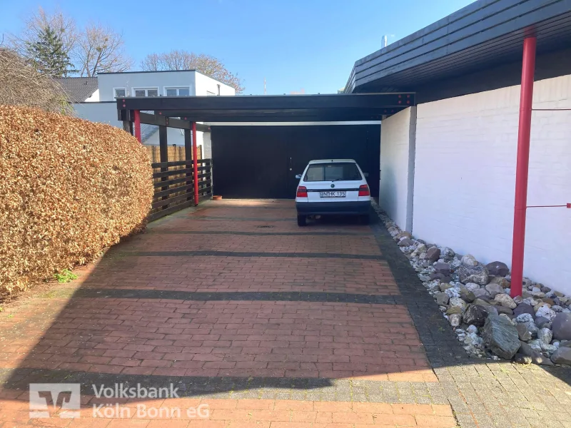 Zufahrt mit Carport und Garage