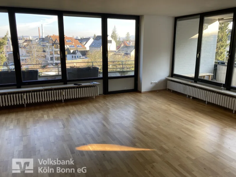 Wohnzimmer mit Balkonzugang