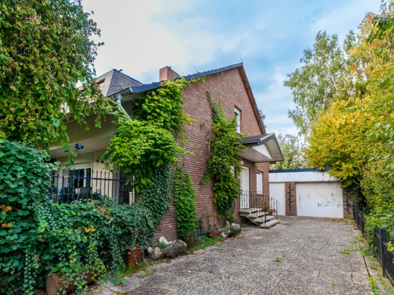 Außenansicht - Haus kaufen in Geseke - GERÄUMIGES EINFAMILIENHAUS IN SCHÖNER GRÜNER LAGE, MIT ZWEI BÄDERN, VOLL UNTERKELLERT UND GARAGE