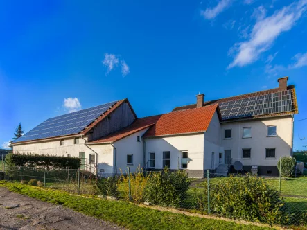 Rückansicht - Haus kaufen in Büren - MEHRGENERATIONENHAUS MIT STALLUNGEN UND PV - VIELSEITIG NUTZBAR - IM AUSSENBEREICH OHNE NACHBARN