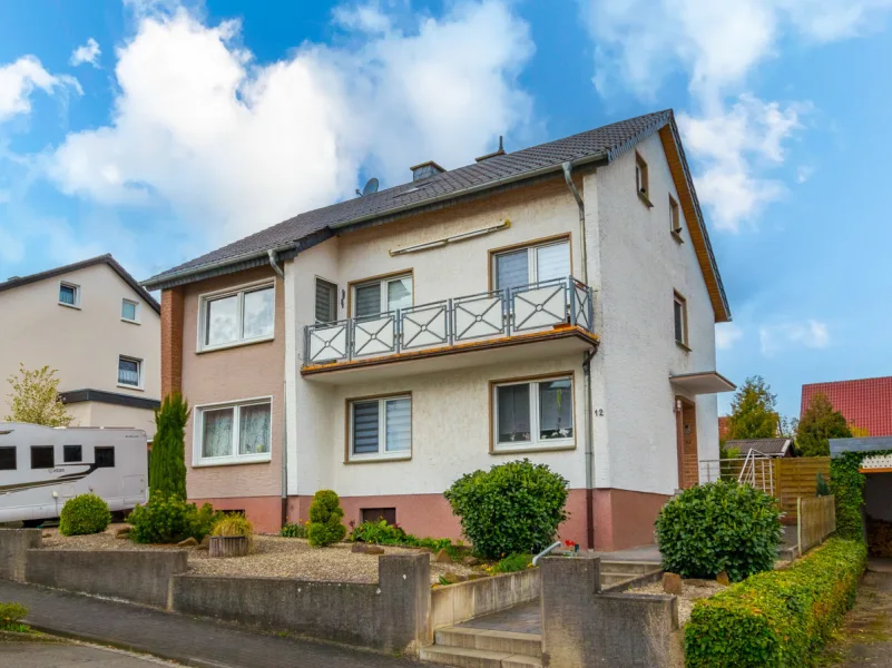 Vorderansicht1 - Haus kaufen in Salzkotten - EIN- BIS ZWEIFAMILIENHAUS, ZWEI MODERNE BÄDER, VOLL UNTERKELLERT MIT SAUNA UND ZWEI GARAGEN