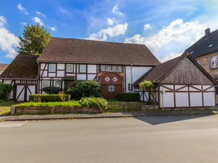 Außenansicht - Haus kaufen in Bad Wünnenberg - ECHTE RARITÄT - DAS EINZIGE QUERAUFGESCHLOSSENE FACHWERKHAUS UND DAS ÄLTESTE HAUS VON FÜRSTENBERG