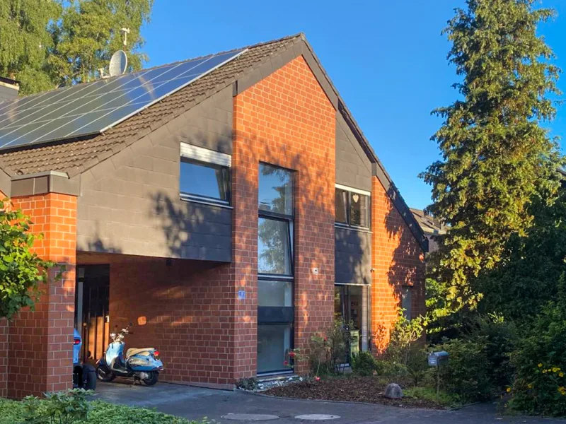 Vorderansicht mit PV-Anlage - Haus kaufen in Paderborn - BESTE WOHNLAGE - ENERGIESPARSAMES EINFAMILIENHAUS  MIT VOLLKELLER, WÄRMEPUMPE, PV-ANLAGE UND GARAGE