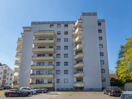 Rückseite - Wohnung mieten in Bad Lippspringe - HOCH OBEN, 5. ETAGE - MIT EINBAUKÜCHE, BALKON UND AUFZUG IN EINEM GEPFLEGTEN HAUS