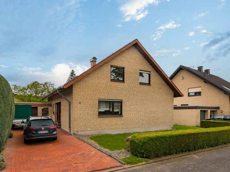 Straßenansicht - Haus mieten in Delbrück - RENOVIERTES EINFAMILIENHAUS MIT VOLLKELLER, GARAGE UND GROßEM GARTEN IN RUHIGER SPIELSTRAßENLAGE