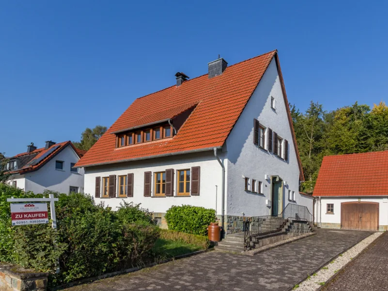 Außenansicht1 - Haus kaufen in Büren - WALDRANDLAGE - GERÄUMIGES HAUS MIT ZWEI BÄDERN, SAUNA, KACHELOFEN, VOLLKELLER UND GROßER GARAGE